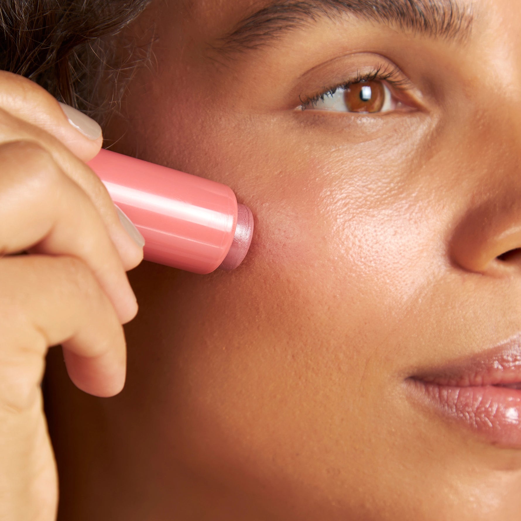 Blush Crush application - PÜR x butter LONDON 