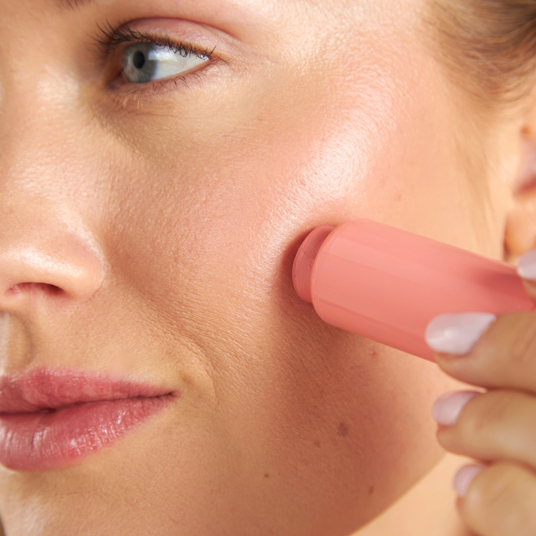 Blush Crush application - PÜR x butter LONDON 